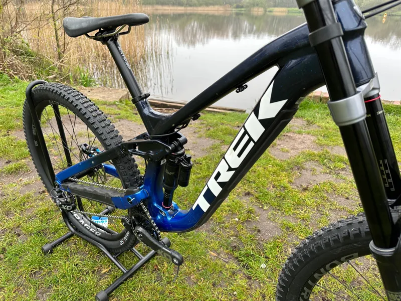 2ndHand Trek Session 9 X01 R1 Downhill Bike Deep Deep Dark Blue/Alpine Blue Fade-1